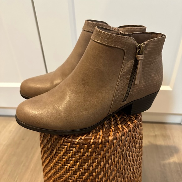 Denver Hayes - women’s zippered Chelsea boot - size 6.5 - Picture 1 of 2